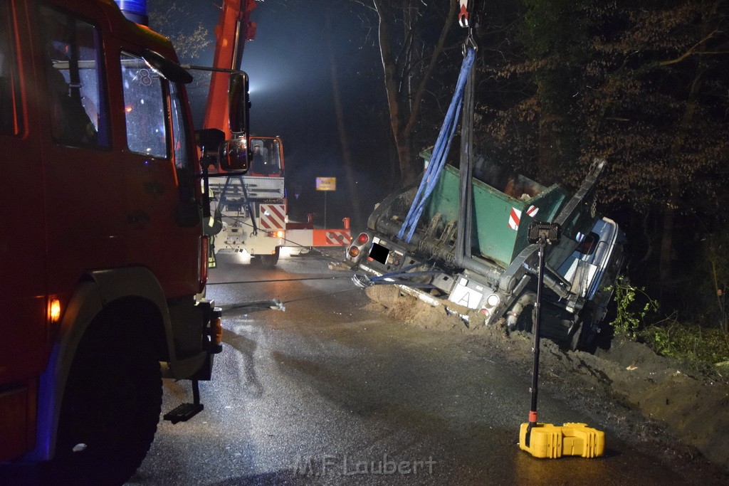 Container LKW umgestuerzt Koeln Brueck Bruecker- Dellbruecker Mauspfad P453.JPG - Miklos Laubert